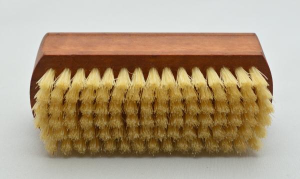 Handwaschbürste Birnbaumholz mit Griffmulden. 6 und 4 Reihen helle Naturborsten.